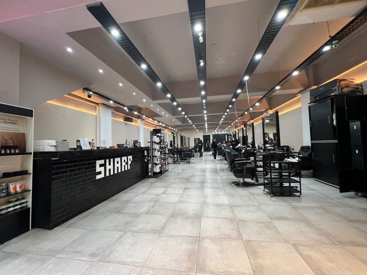 Interior del salón Sharp en Nueva Córdoba con recepción y estaciones de trabajo